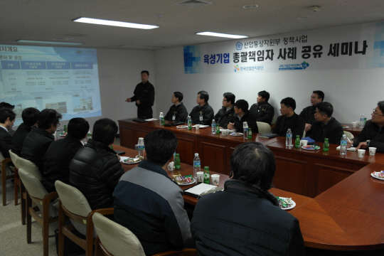 전자부품 사출금형 기업에서 자동차 부품기업으로 변신에 성공한 금성정공이 성장스토리를 소개하고 있다. 구미기업성장지원센터 제공